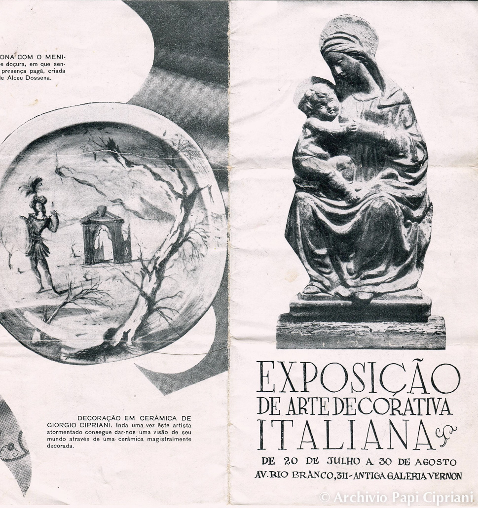 Un volantino per un'esposizione di arte decorativa italiana, con un disegno ceramico di Giorgio Cipriani e una scultura della Madonna con bambino.