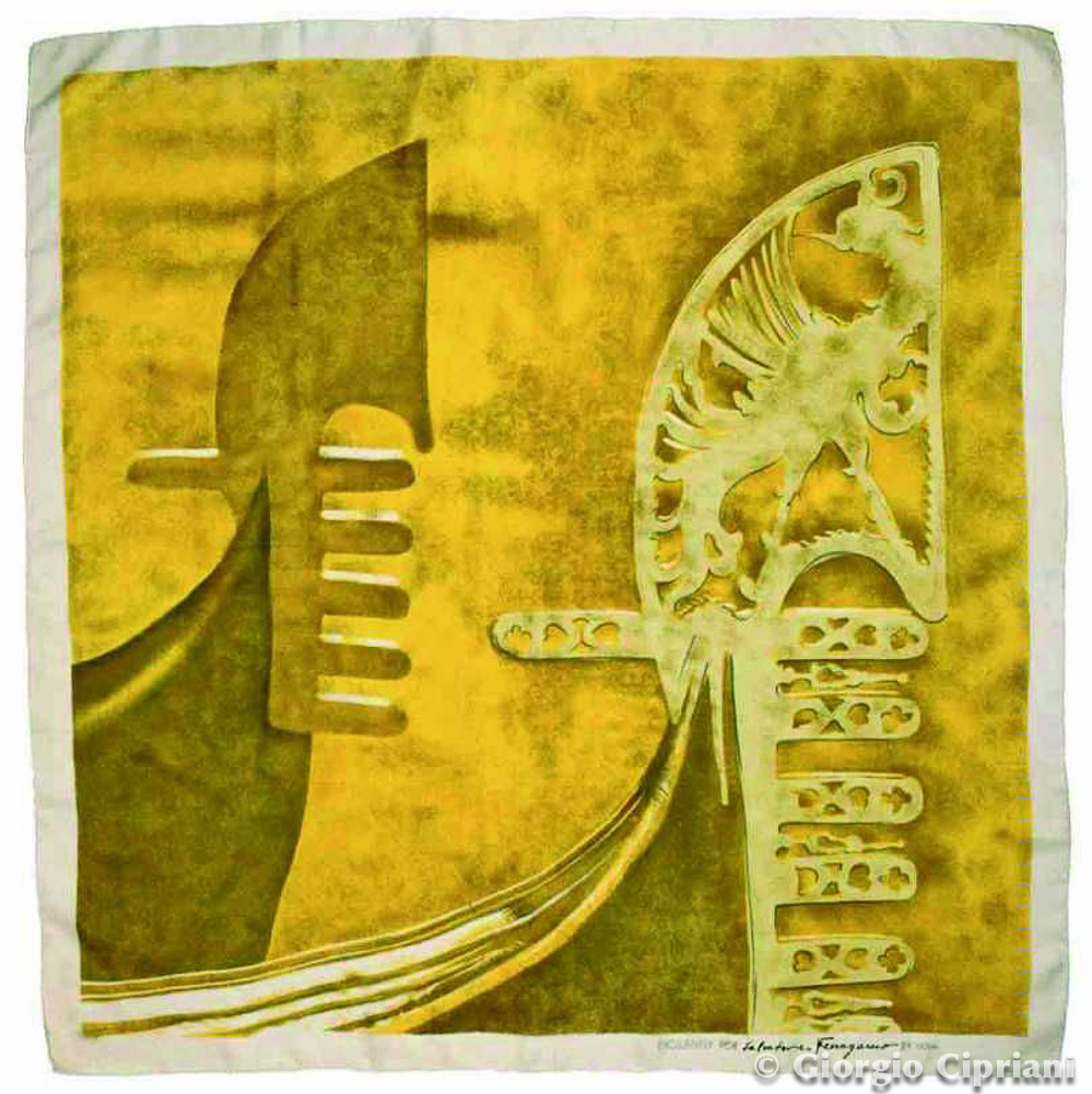 Disegno astratto che rappresenta due elementi decorativi in tonalità di giallo, con forme stilizzate e linee morbide.