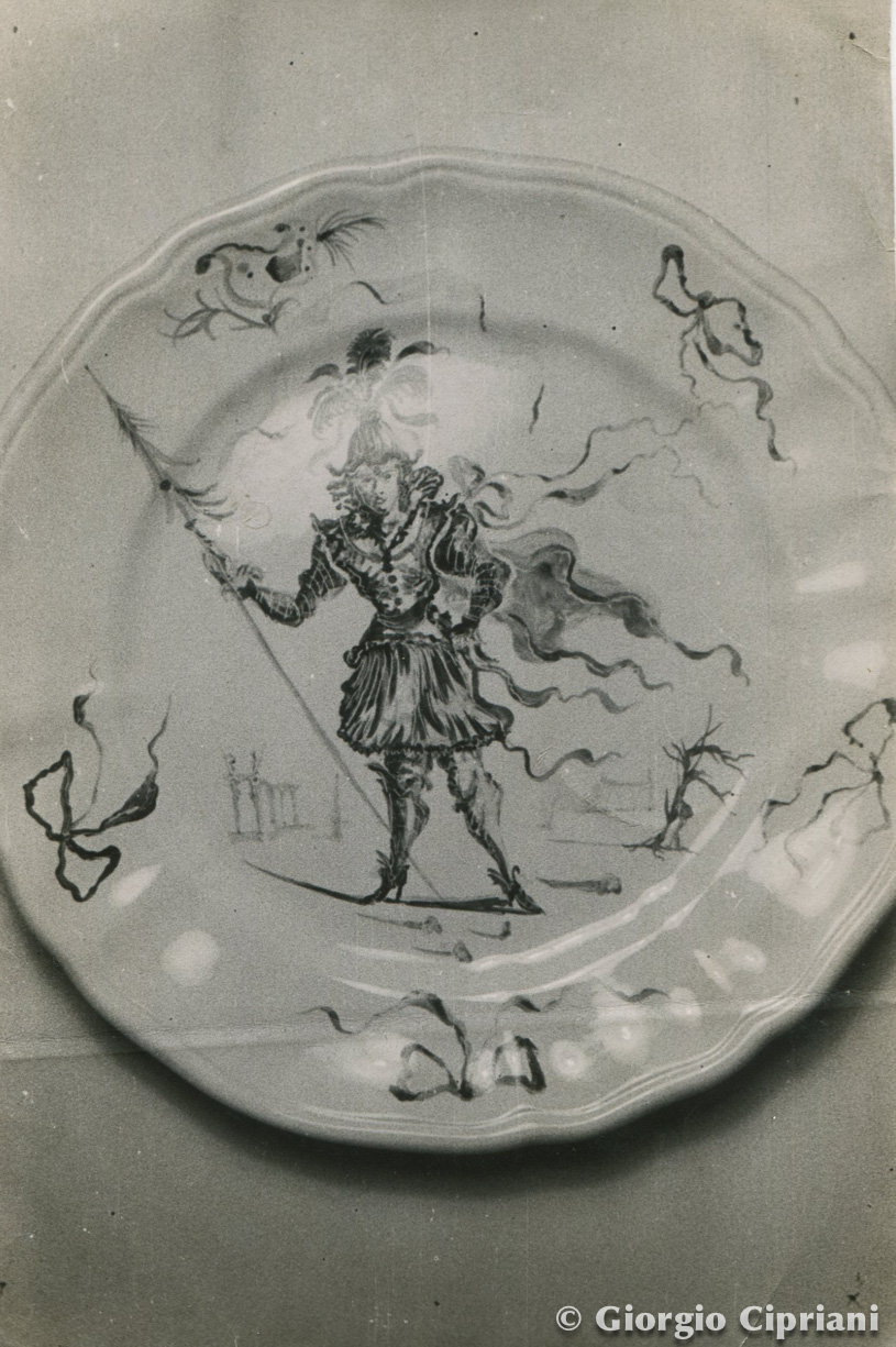 Piatto decorato con un disegno figurativo di un personaggio storico che tiene una lancia, accompagnato da dettagli ornamentali.