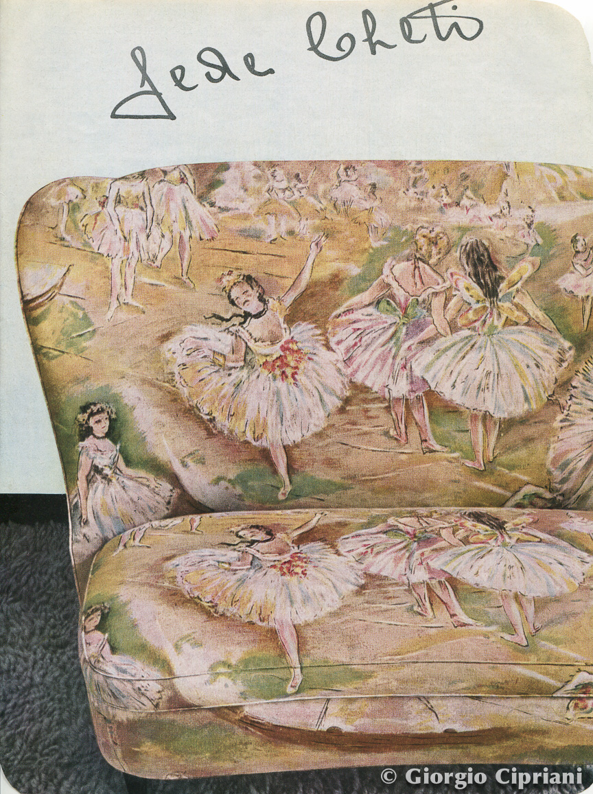 Divano decorato con ballerine in tutù, con illustrazioni colorate che rappresentano scene di danza, firmato da Giorgio Cipriani.