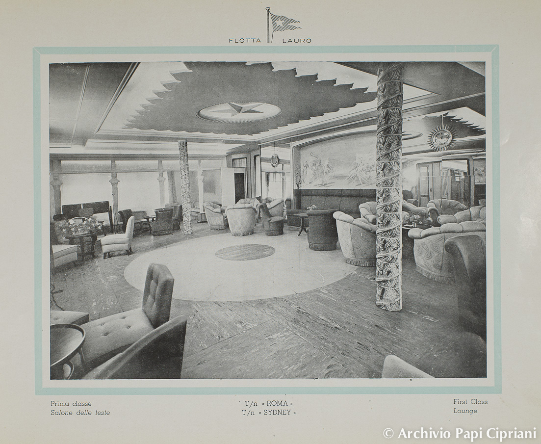 Interno della sala lounge di prima classe su una nave, con poltrone e tavoli, decorazioni artistiche e un'atmosfera elegante.