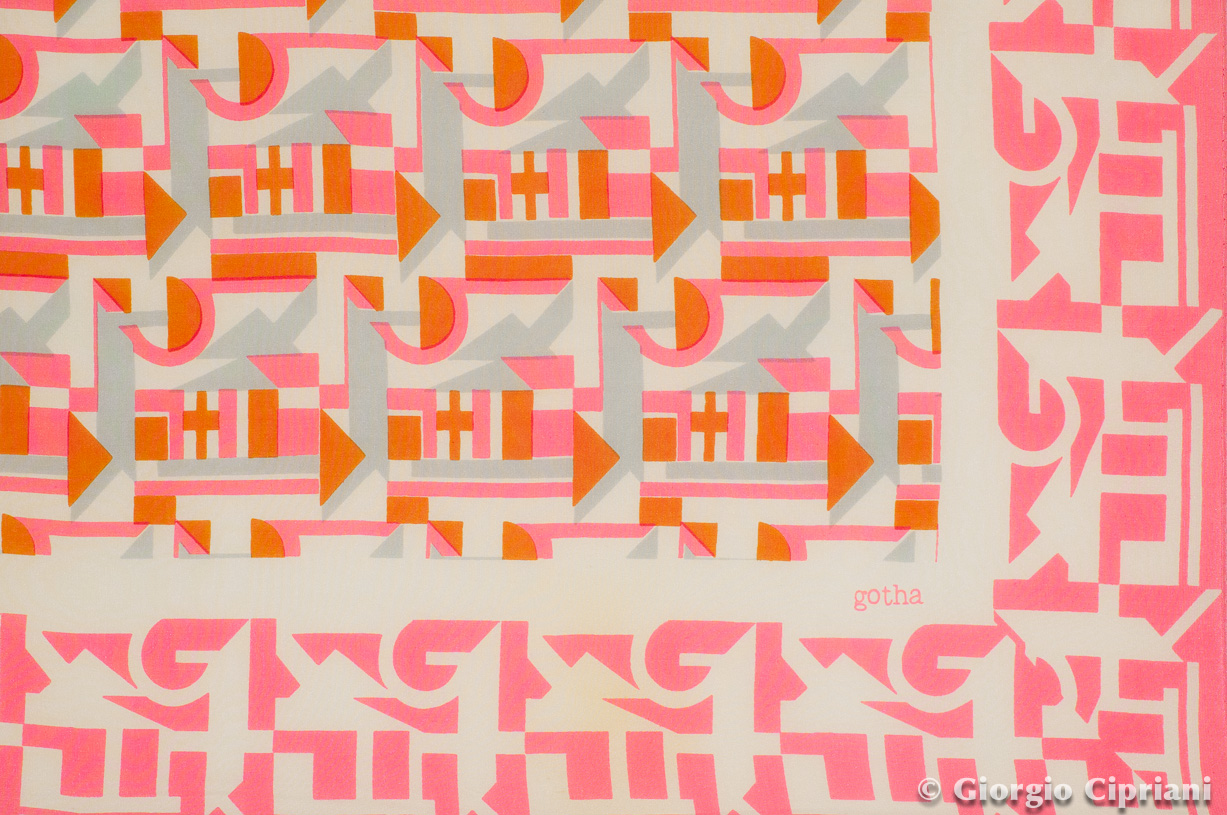 Motivo astratto multicolore con forme geometriche e linee in tonalità di rosa, arancione e grigio.